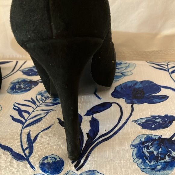 Guess Women’s Black Suede T-Strap 4 1/2” Stiletto Sz 9 Heels-small G on heels - Picture 5 of 13